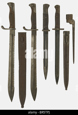 Un groupe d'armes à bords, y compris un pionnier allemand modèle à baïonnette de scie 98/05, aucun nombre ou marque du fabricant visible (corrodé), avec son scabbard, une baïonnette allemande 84/98, estampillée sur la lame 'Gebr. Heller', avec des balances à poignée bakélite, estampage WAA 1937, pas de scabbard, pionnier allemand de la bakélite schéma à baïonnette 98/05 fabriqué par l'arsenal impérial d'Erfurt, pas de scabbard, une baïonnette d'exportation de Mauser FN 1908 utilisée principalement sur le modèle de Mauser yougoslave 1924, Et un pic britannique à baïonnette sans shabbard. Historique, historique, 1900, 1920, 1930, XXe siècle, Banque D'Images