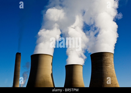 3 tours de refroidissement à Didcot Power Station, une centrale au charbon. L'Oxfordshire, UK. Banque D'Images