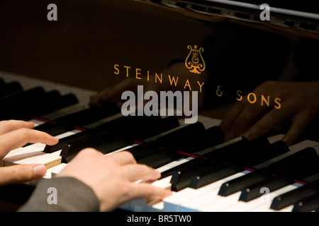 Mains jouant un piano Steinway & Sons. Banque D'Images