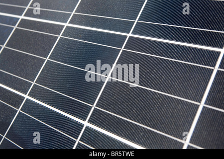 Close-up d'un panneau solaire photovoltaïque avec la réflexion du soleil. Ce panneau, ou module, est composé de cellules PV. Banque D'Images