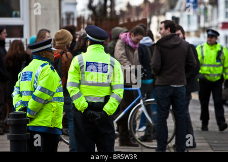 La police locale et les agents de soutien communautaire d'une manifestation pacifique à Londres. Banque D'Images