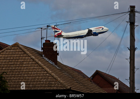 Un avion décollant de l'aéroport d'Heathrow à Londres, et survolant la zone de Stanwell Hounslow Borough. Banque D'Images