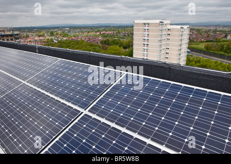 Photovoltaïque (PV) sur le toit de la Cour Kentmere, une haute tour bloc dans la région de Charlestown de Manchester. Banque D'Images