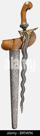Une lame de fer à bog de style doré, kris, Surakarta, vers 1900, Très fragile, avec des crêtes des deux côtés. Les côtés également coupés pour représenter le serpent nagaraja dans l'incrustations d'argent et d'or. Set de Selut et de mensonak avec des pierres. Poignée en bois sculpté. Wrangka en bois. Le côté obvers du couvre-barde argenté est pourchassé avec des motifs floraux fins. Longueur 47,5 cm. Provenance: Freiherr von Hochstetter Collection, Düsseldorf. Historique, 1900, XXe siècle, XIXe siècle, archipel indonésien, Indonésie, Extrême-Orient, Asie, Asie, ethnologie, ethnie, ethnique, ethnique, tribale, o, Banque D'Images