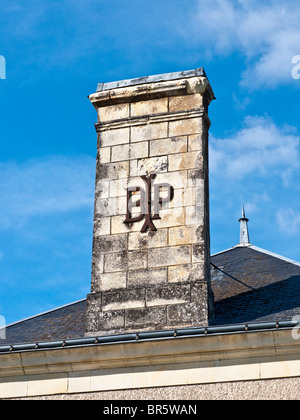 Fer à repasser lettres 'BP' sur cheminée en pierre - Indre-et-Loire, France. Banque D'Images