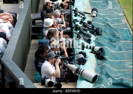 Photographes sur le Court central durant la mens des célibataires finale aux Championnats de tennis de Wimbledon 2010 Banque D'Images