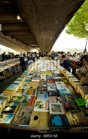 Southbank Book Market sous Waterloo Bridge à Londres. Banque D'Images