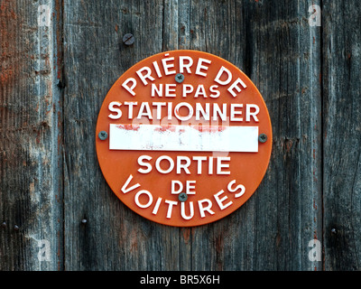 'Français Prière de ne pas stationner' aucun stationnement / pas d'attente panneau d'avertissement - France. Banque D'Images