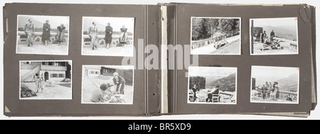 Adolf Hitler, un album photo privé 'Berghof' 107 photos, prises par un confidant à proximité d'Hitler sur l'Obersalzberg à l'été 1935/36, à commencer par des photos de paysage du Berghof ou des photos prises du point de vue du bâtiment. Ensuite, suivez les photos d'Angela Raubal (la demi-sœur d'Hitler), de Marching SS Bodyguard Regiment (Leibstandarte), d'Hitler en marchant avec Albert Speer, Rudolf Heß, Hermann Esser, Heinrich Hoffmann et Karl Brandt. Photos également prises des patios du Berghof montrant Hitler en compagnie d'Eva Braun, Martin Borman, Banque D'Images