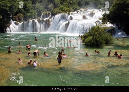 Les baigneurs l'été baignade en rivière Krka cascade Skradinski ci-dessous dans le Parc National de Krka en Croatie Banque D'Images