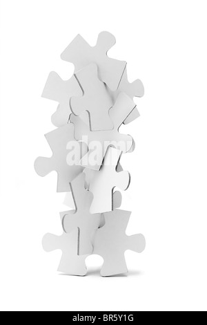 Pièces imbriquées de Jigsaw puzzles tower sur fond blanc Banque D'Images