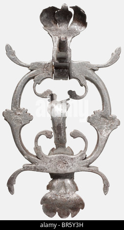 Un knocker de porte allemand, environ 1600 fer forgé, étamé. Poignée en forme d'anneau avec décoration de feuillage forgé et martelé. Au centre, un mascaron superposé finement coupé. Boulon de fixation à charnière et fileté. Hauteur 24 cm. Historique, historique, XVIIe siècle, artisanat, artisanat, artisanat, objets, objets, photos, coupures, coupures, découpe, découpes, beaux-arts, art, art, art artistique, artistique, artistique Banque D'Images