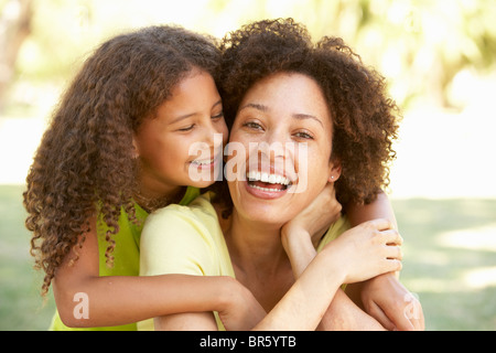 Portrait de Mère et fille dans Park Banque D'Images