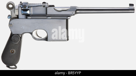 A Mauser C 96 'Flatside' avec stock amovible, 7,63 mm cal., no 24622. Numéros correspondants. Alésage brillant, longueur de fourreau 140 mm. Preuve: Double couronne/'U' et les fournages Oberndorf. Vue arrière tangente mise à l'échelle 50 - 1000 M. Grand marteau à anneaux. Extracteur long. Sur la chambre marquée 'WAFFENFABRIK / MAUSER / OBERNDORF A/N'. Finition brossée complète et originale avec des marques de stock inévitables et négligeables sur le devant de la plaque de magasin et sur la poignée. Petites pièces jaune et bleu. Gris gravé au marteau. Empiècements en caoutchouc dur noir Mauser-monogrammed numérotés et sans faille. Original l, Banque D'Images