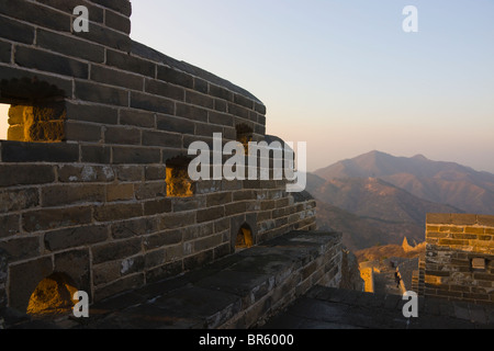 Grande Muraille La liquidation dans la montagne au coucher du soleil, Jinshanling, Hebei, Chine Banque D'Images