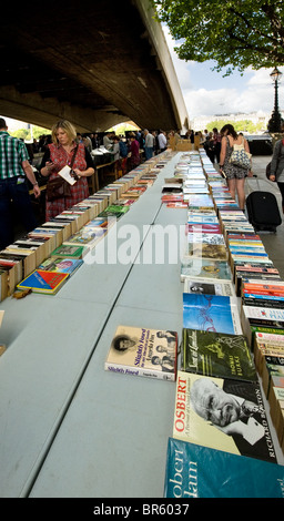 Southbank Book Market sous Waterloo Bridge à Londres. Photo par Gordon 1928 Banque D'Images