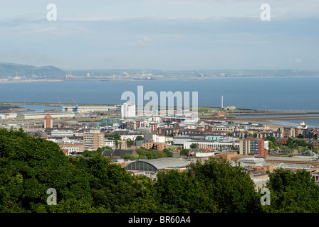 Vue sur les quais à Swansea passé industriel du littoral de l'arrière Port Talbot, Pays de Galles. Banque D'Images