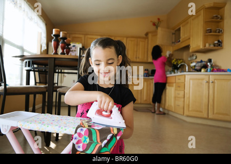 Girl toy Fer et table à repasser dans la cuisine Banque D'Images