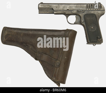 Pistolet Tokarev soviétique TT 33, calibre 7,62 Tokarev, numéro de série XE484, fabriqué en 1940. Pèse-personne en plastique noir, quelques restes de collage original, dans son étui en cuir brun. Historique, historique, années 1930, XXe siècle, arme à feu, arme à feu, armes à feu, armes à feu, armes, armes, bras, dispositif de combat, objets, alambics, coupures, coupures, coupure, défense, militaire, caria, équipement, pièce, coupe-à feu, coupe-à feu, coupe-à feu Banque D'Images