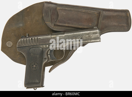Pistolet Tokarev soviétique TT 33, calibre 7,62 Tokarev, numéro de série XE484, fabriqué en 1940. Pèse-personne en plastique noir, quelques restes de collage original, dans son étui en cuir brun. Historique, historique, années 1930, XXe siècle, arme à feu, arme à feu, armes à feu, armes à feu, armes, armes, bras, dispositif de combat, objets, alambics, coupures, coupures, coupure, défense, militaire, caria, équipement, pièce, coupe-à feu, coupe-à feu, coupe-à feu Banque D'Images