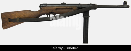 Un pistolet sous-machine allemand MP 41, calibre 9 x 19, numéro de série 13861, marque du fabricant estampillée sur le dessus du récepteur (C.G. Haenel Schmeisser brevet). Bois, bleuissement d'origine, avec son élingue en cuir. Principalement utilisé pendant la seconde guerre mondiale par les forces de police. Historique, historique, 1930, 1930, XXe siècle, arme à feu, arme à feu, armes à feu, armes à feu, armes à feu, armes à feu, objets, alambics, coupures, coupures, coupures, coupures, coupures, Banque D'Images