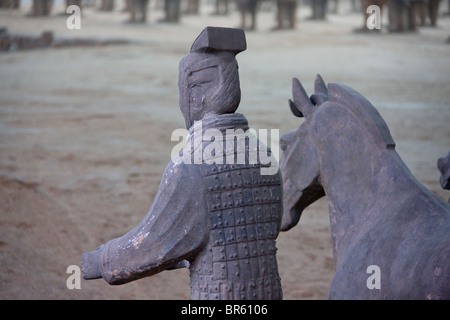Des soldats et des chevaux en terre cuite, la tombe de l'empereur Qin Shihuangdi, Xian, Shaanxi, Chine Banque D'Images
