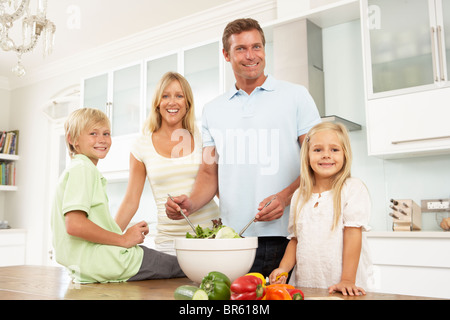 La préparation de la famille en salade Cuisine moderne Banque D'Images