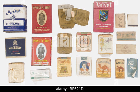 Un groupe de paquets de tabac et de cigarettes os US Army, y compris plusieurs boîtes métalliques pour tabac à priser ou à pipe (marques Prince Albert, Hudson), quelques boîtes en carton (« Velvet », « Prince Albert ») et de nombreux paquets de cigarettes de différentes marques (« Raleigh », « Grano », « Lucky Strike », « Camel », « Gold », « Chesterfield », « Morris ») presque tous sont intacts, seulement quelques-uns sont ouverts. Nous ajoutons un paquet de papier roulant et deux boîtes de correspondance. Environ 20 pièces au total. Historique, historique, XXe siècle, États-Unis, États-Unis d'Amérique, américain, objet, objets, photos, clip, Banque D'Images