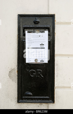 Royal Mail postbox déclassés, peints en noir, Aberystwyth, Pays de Galles. Banque D'Images