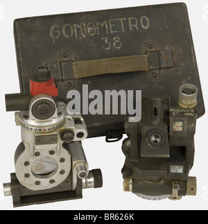 Une théodolite allemande de construction de bunker, probablement utilisée par des architectes militaires des ingénieurs de Todt, faite par 'dx' et inscrite 'NADELVERB 1 MR'. Dans sa boîte de feldgrau avec le code du fabricant 'cme' et marqué 'Goniometro 38' (théodolite en italien) sur le couvercle, contenant également sa base avec des anneaux d'études supérieures et un dispositif de niveau à bulle, numéro de série 240380. Historique, historique, 1930, 1930, XXe siècle, technique, technique, matériel, équipements, appareils, équipement, équipement, équipement, ustensile, matériel, équipement, équipement, matériel, équipement, matériel, matériel, matériel, matériel, matériel, matériel, matériel, matériel ustensiles, technologie, militaria, militaire, objet, objets, Banque D'Images