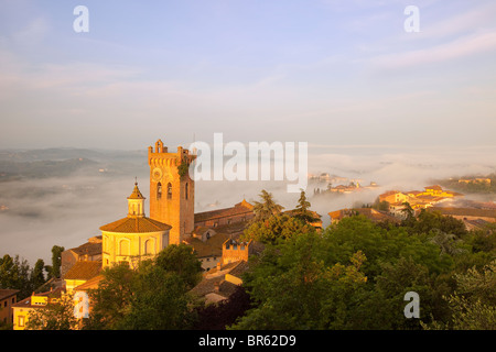 Lever de soleil sur Misty Cattedrale di Santa Maria Assunta e di San Genesio et la ville médiévale de San Miniato, en Toscane, Italie Banque D'Images