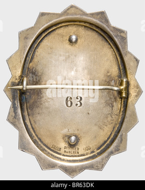Un insigne d'honneur pour les membres du Sénat national de la culture., Gilt Silver (délavé), le médaillon émaillé (signe d'usure) attaché par deux rivets à bosse. Aiguille de fixation de fil inversé, numéro de porteur « 63 », marque de finesse « Silber 800 » et marque de fabricant « Deschler München ». Poids 45,6 g (OEK 3783). Conçu par le professeur Richard Klein, le prix a été décerné le 28 novembre 1936 par Joseph Goebbels aux membres du Sénat national de la culture. Rare Award. Historique, historique, années 1930, XXe siècle, prix, prix, Reich allemand, Third Reich, époque nazie, Banque D'Images