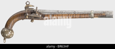 Pistolet à miquelet caucasien, XIXe siècle. Rond, canon de Damas avec alésage lisse en calibre 15 mm avec décoration en fonte découpée (usée) sur la culasse. Fermeture à oeillets avec motifs floraux dorés (portés par endroits). Stock d'érable lisse et sycomore. Plus tard pommeau en bois avec incrustations d'os rondes. Tige de rambarde raccourcie avec pointe argentée. Longueur 43 cm. Historique, historique, XIXe siècle, Empire ottoman, pistolet à main, arme à feu, arme à feu, armes à feu, armes à feu, armes à feu, armes à feu, armes, armes, pistolets, objets, alambics, coupures, cu, Banque D'Images