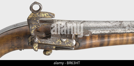 Pistolet à miquelet caucasien, XIXe siècle. Rond, canon de Damas avec alésage lisse en calibre 15 mm avec décoration en fonte découpée (usée) sur la culasse. Fermeture à oeillets avec motifs floraux dorés (portés par endroits). Stock d'érable lisse et sycomore. Plus tard pommeau en bois avec incrustations d'os rondes. Tige de rambarde raccourcie avec pointe argentée. Longueur 43 cm. Historique, historique, XIXe siècle, Empire ottoman, pistolet à main, arme à feu, arme à feu, armes à feu, armes à feu, armes à feu, armes à feu, armes, armes, pistolets, objets, alambics, coupures, cu, Banque D'Images