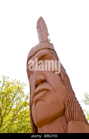 'Plumes' de travers, un cyprès sculpté copie du journal de Thomas King à Ocean Springs, Mississippi, États-Unis Banque D'Images