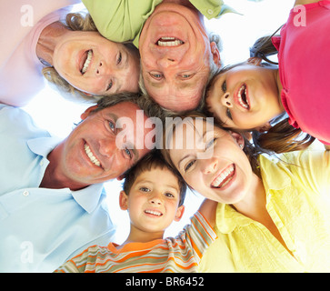 Groupe familial élargi à la caméra en bas Banque D'Images