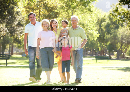 Portrait de groupe étendu de Family Enjoying Walk In Park Banque D'Images