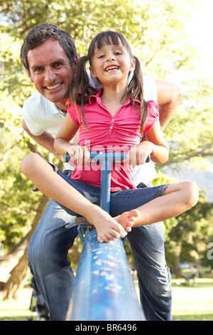 Père et fille à cheval sur voir vu dans Jeux pour Enfants Banque D'Images