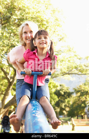 Grand-mère et sa petite-fille à cheval sur voir vu dans Jeux pour Enfants Banque D'Images