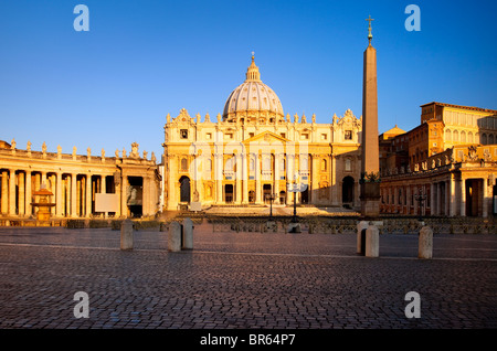 Tôt le matin à la basilique Saint-Pierre, Vatican, Rome Lazio Italie Banque D'Images