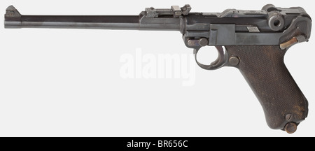 Un pistolet long 08 Erfurt 1914, cal. Parabellum 9 mm, n° 3882. Numéros correspondants, y compris la broche d'allumage, à l'exception du loquet de culasse, sans numéro de plaque de déclenchement. Alésage légèrement mat. L'acceptation marque la couronne/lettre gothique sur toutes les parties. Vue arrière tangente mise à l'échelle 1 - 8, vue avant et arrière réglable. Reblaed. Petites pièces détachées. Empiècements en noyer avec numéros correspondants. Magasin en tôle nickelé avec base en bois sans numéro. Complet avec un stock d'épaule adapté non original mais de qualité professionnelle. Collier bleué. Un des pistolets longs les plus rarest 08 disponible, seulement le manu, Banque D'Images