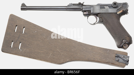 Un pistolet long 08 Erfurt 1914, cal. Parabellum 9 mm, n° 3882. Numéros correspondants, y compris la broche d'allumage, à l'exception du loquet de culasse, sans numéro de plaque de déclenchement. Alésage légèrement mat. L'acceptation marque la couronne/lettre gothique sur toutes les parties. Vue arrière tangente mise à l'échelle 1 - 8, vue avant et arrière réglable. Reblaed. Petites pièces détachées. Empiècements en noyer avec numéros correspondants. Magasin en tôle nickelé avec base en bois sans numéro. Complet avec un stock d'épaule adapté non original mais de qualité professionnelle. Collier bleué. Un des pistolets longs les plus rarest 08 disponible, seulement le manu, Banque D'Images