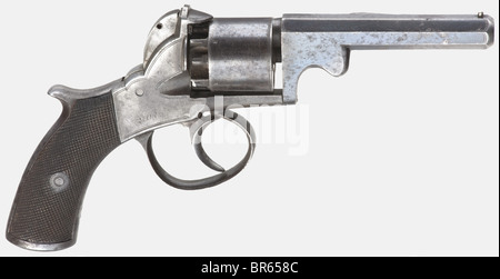 Un revolver à percussion anglais dans un cas Deane Adams, Californie.380, no 2104. En dehors de la marque de preuve, aucune inscription ou autre marquage. Ouvrir le cadre. Corps octogonal de quatre pouces de long avec fusils à trois rainures, vissé sur la goupille de vérin. Levier de ramming. Cylindre lisse à 5 coups. Marteau sans marteau moucheté par action de déclenchement. Vue fixe sur le châssis, qui couvre les raccords pour une protection contre les fragments de bouchon lors du tir. Le fourreau et le cylindre conservent un important bleuissement, taché. Le cadre a une patine brune et la gravure à la main sur les bords, tachée. Empiècements en noyer avec c fin, Banque D'Images