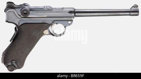 A Pistol 04 (1906) DWM, marine, cal. Parabellum 9 mm, n° 5913. Numéros correspondants. Alésage légèrement rugueux. Vue arrière tangente mise à l'échelle de 100 et 200 M. Sécurité de la poignée. 'Gesichert' (coffre-fort) est placé en haut. Diverses marques d'acceptation marine couronne/M. Repère de l'unité sur la sangle arrière : « I.T.D.88. » (1ère division Torpedo, n° d'arme 88 - Wilhelmshaven). Bleuissement brossé d'origine avec des marques d'usure légères, partiellement tacheté. Les petites pièces sont encore en grande partie démolées. Empiècements en noyer assortis. Magasin de tôlerie bleu marine nickelé correct, base en bois avec bagues concentriques et n° 1297. Bon t, Banque D'Images