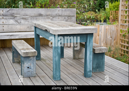 Une table en bois et des bancs en bois sur Banque D'Images