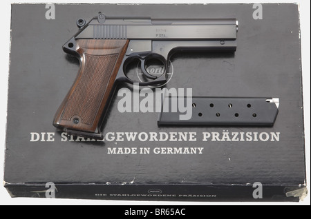 Un pistolet à chargement automatique Korth, dans une boîte en carton, cal. Parabellum 9 mm, n° P074. Numéros correspondants. Alésage de type miroir, longueur de fourreau 102 mm (4'). 10 prises de vue. Vue réglable. Système de verrouillage : barillet verrouillé avec verrouillage de bloc pivotant. Encerclé sur la gauche de la diapositive: 'KORTH - 9 mm PARA', sur la droite: 'P 074 - Fabriqué en W. Allemagne / Waffenfabrik Korth / Ratzeburg'. Finition d'origine complète. Empiècements en noyer huilé avec bague à damier fine. Magazine bleué. Flambant neuf. Dans sa boîte en carton noire d'origine et numérotée, inscrite « Diy stahlgewordene Präzision » (en acier préfabriqué, Banque D'Images