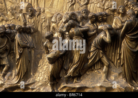 Détail de portes en bronze sur le baptistère en face de la cathédrale ou Duomo de Florence en Italie. Banque D'Images