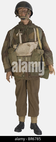 Grande-BRETAGNE, Parachutiste anglais, sur mannequin, comprant une Denison Smoke en forte toile camouflage du deuxième modèle complète de ses boutons, ferméture à glissière et queue de caste, un pantalon droit en drmarron modèle 37, brodequins cunoet êts, aloupe, Un études pour outil individuel, une sacoche de masque à gaz, bouée de sauvetage, écharpe en filet camouflage, une Rope à bascule. Sur y joint un caque à mentonnière étoile daté 1976, , Banque D'Images