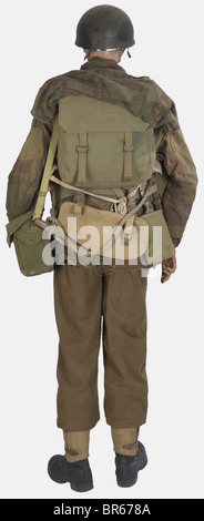 Grande-BRETAGNE, Parachutiste anglais, sur mannequin, comprant une Denison Smoke en forte toile camouflage du deuxième modèle complète de ses boutons, ferméture à glissière et queue de caste, un pantalon droit en drmarron modèle 37, brodequins cunoet êts, aloupe, Un études pour outil individuel, une sacoche de masque à gaz, bouée de sauvetage, écharpe en filet camouflage, une Rope à bascule. Sur y joint un caque à mentonnière étoile daté 1976, , Banque D'Images