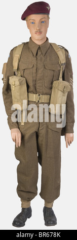 Grande-BRETAGNE, Parachutiste Anglais, sur mannequin, comportant un béret rouge avec son fils insigne, un boulon modèle 37 en drap marron avec ses titres d'écule et insignes de bras (reproduction), un pantalon droit modèle 37 en drap marron, brodequins cunoir, alec guirs, alec-alec, alec, alec, alec, alon, alon, parte, alon, alon, alon, alon, alon, alon, alon, alon, alon, alon, alon, alon, Bidon comlet, brelan et sac à dos Bergame, , Banque D'Images